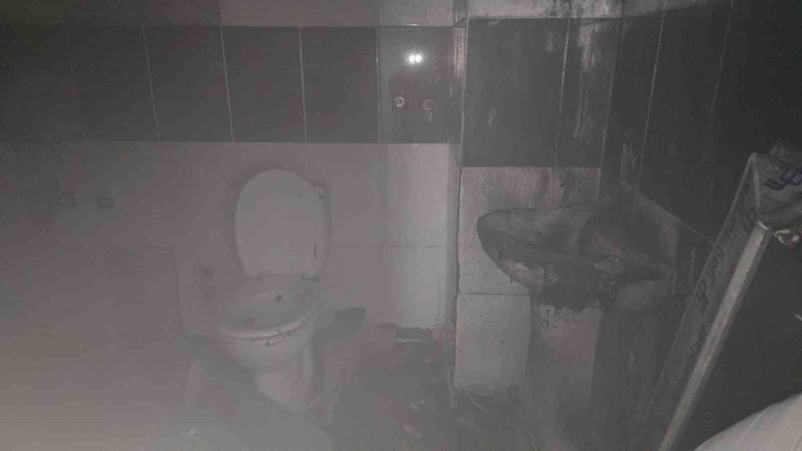 Apartmanın havalandırma kısmında yakılan ateş binayı ayağa kaldırdı