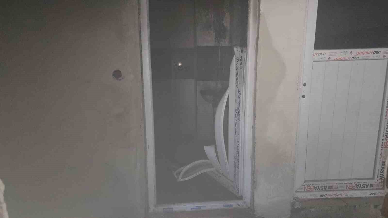 Apartmanın havalandırma kısmında yakılan ateş binayı ayağa kaldırdı