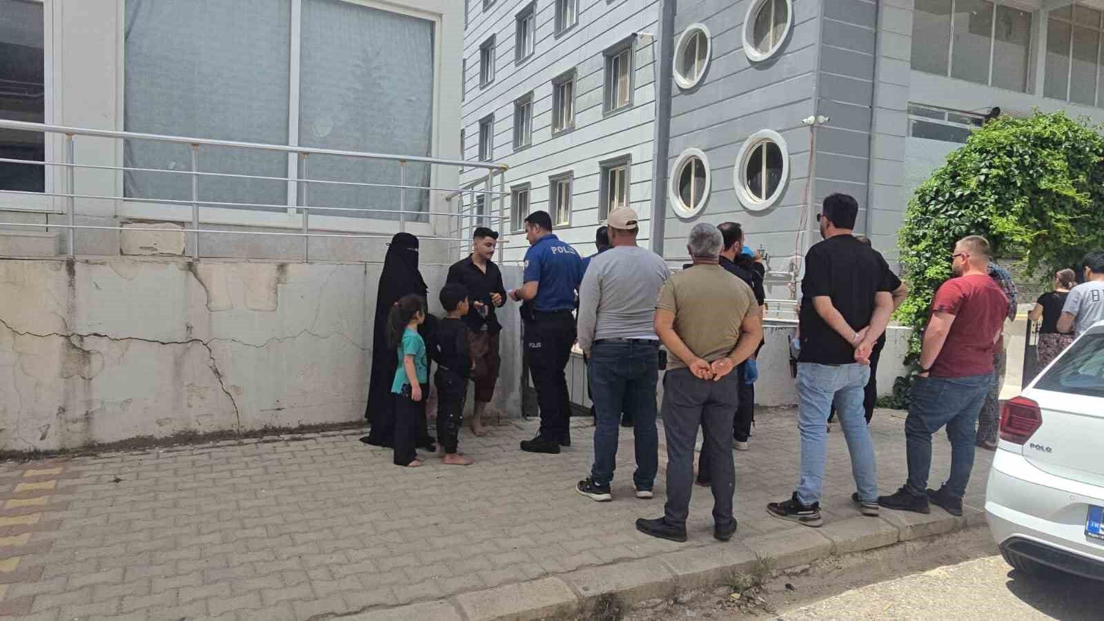 Apartmanın havalandırma kısmında yakılan ateş binayı ayağa kaldırdı