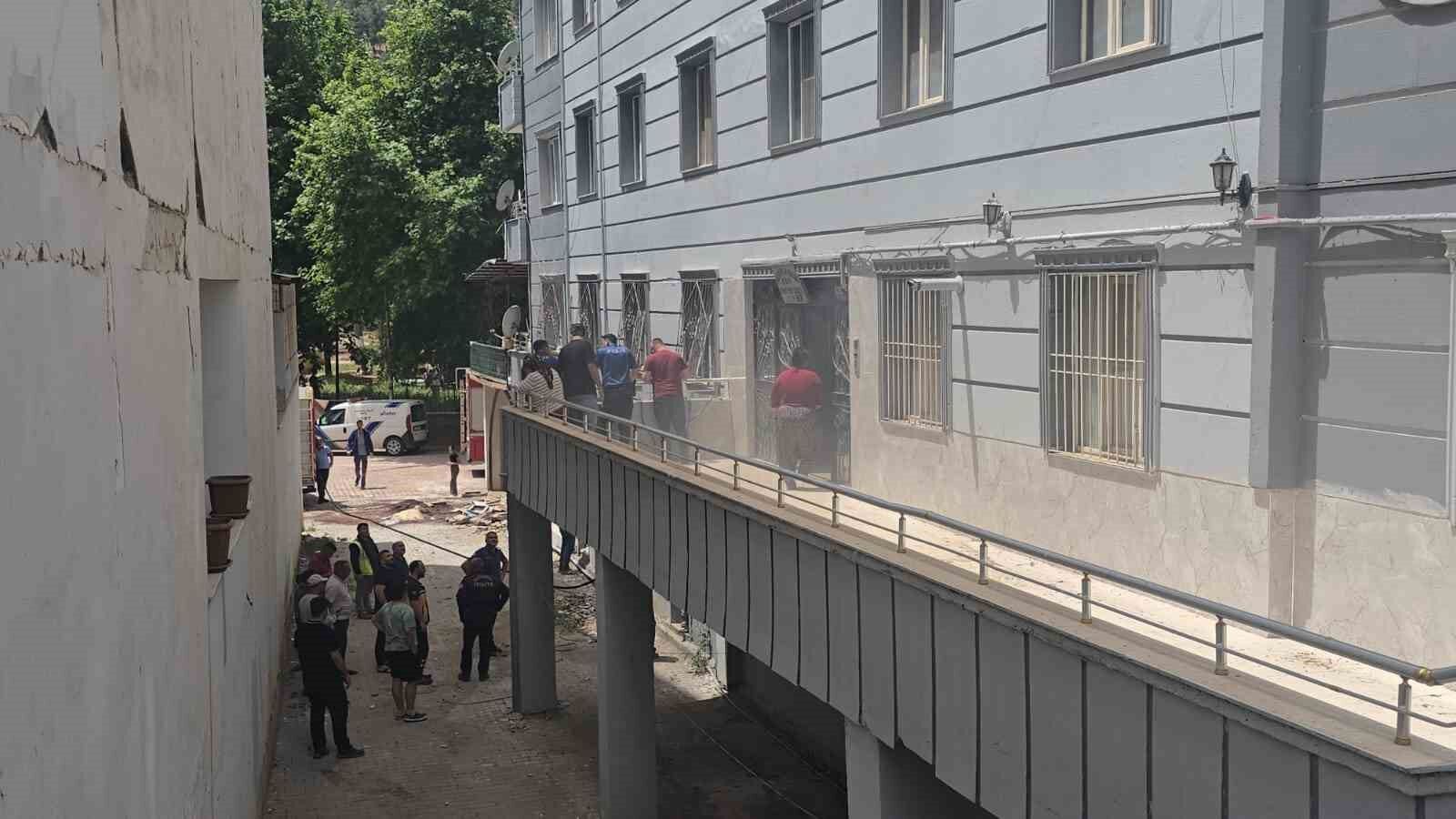 Apartmanın havalandırma kısmında yakılan ateş binayı ayağa kaldırdı