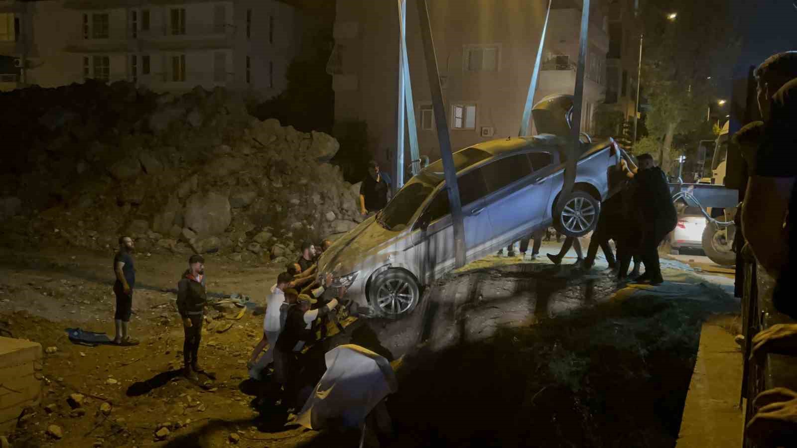 Navigasyon mağduru sürücünün kullandığı otomobil yıkımı yapılan bina arazisine uçtu