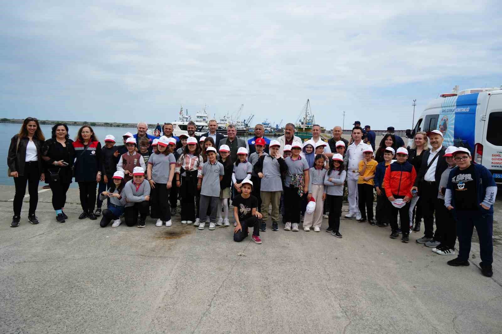 Denizden çıkan atıklar minikleri de şaşırttı: Lastik tekerlekler, teneke kutular