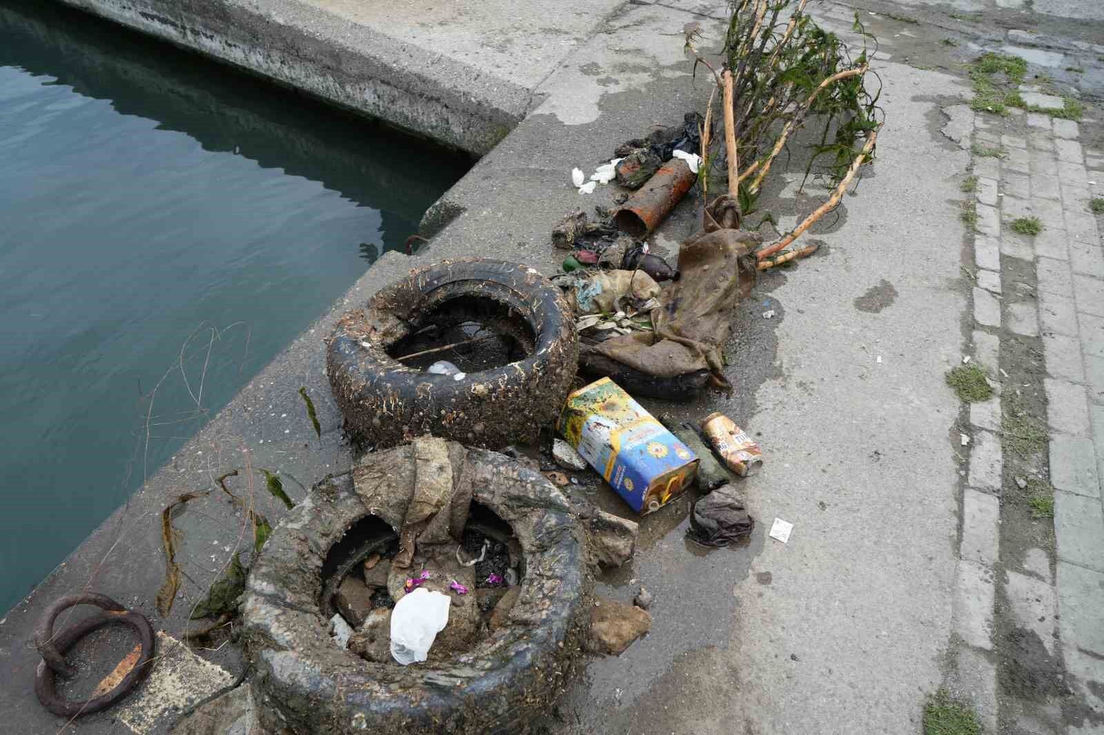 Denizden çıkan atıklar minikleri de şaşırttı: Lastik tekerlekler, teneke kutular