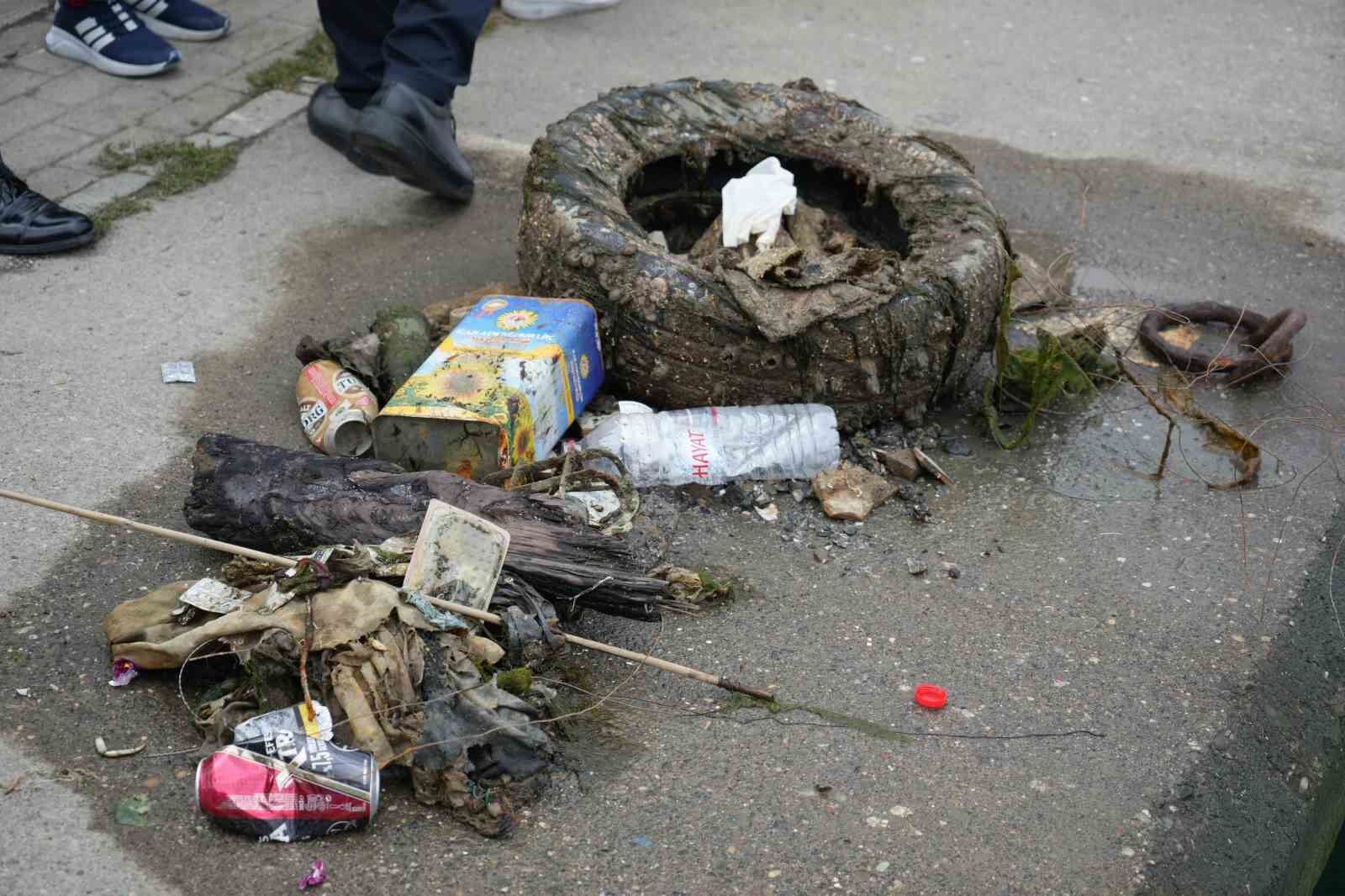 Denizden çıkan atıklar minikleri de şaşırttı: Lastik tekerlekler, teneke kutular