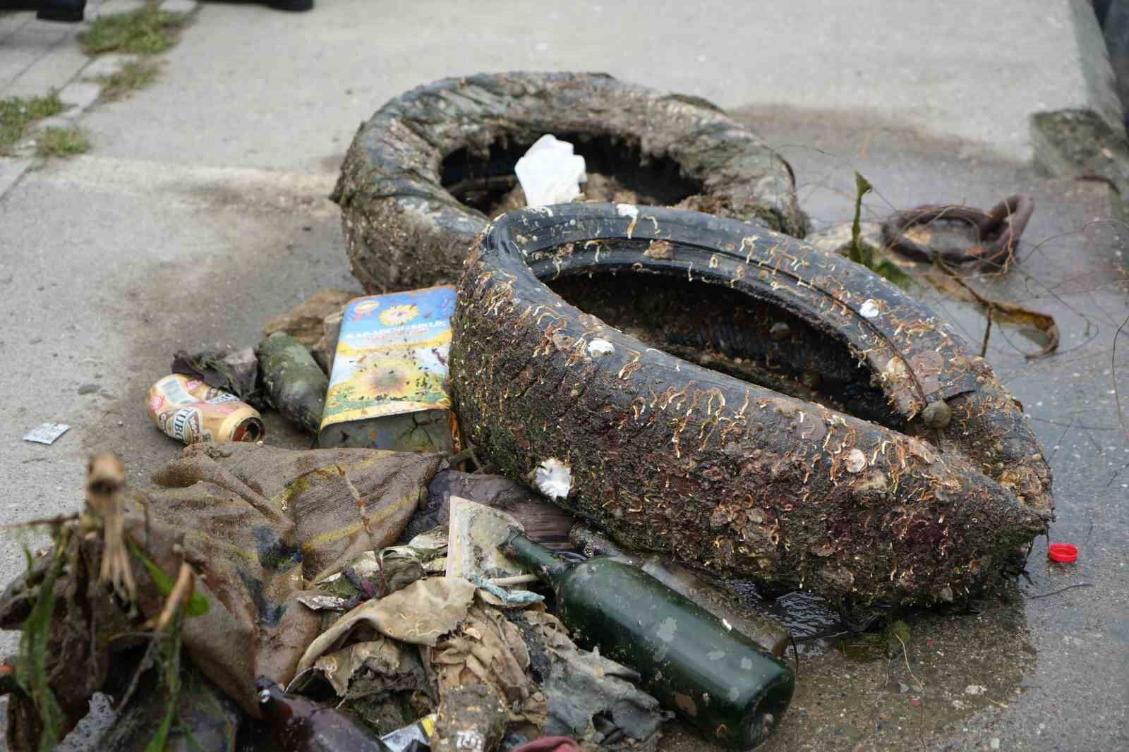 Denizden çıkan atıklar minikleri de şaşırttı: Lastik tekerlekler, teneke kutular