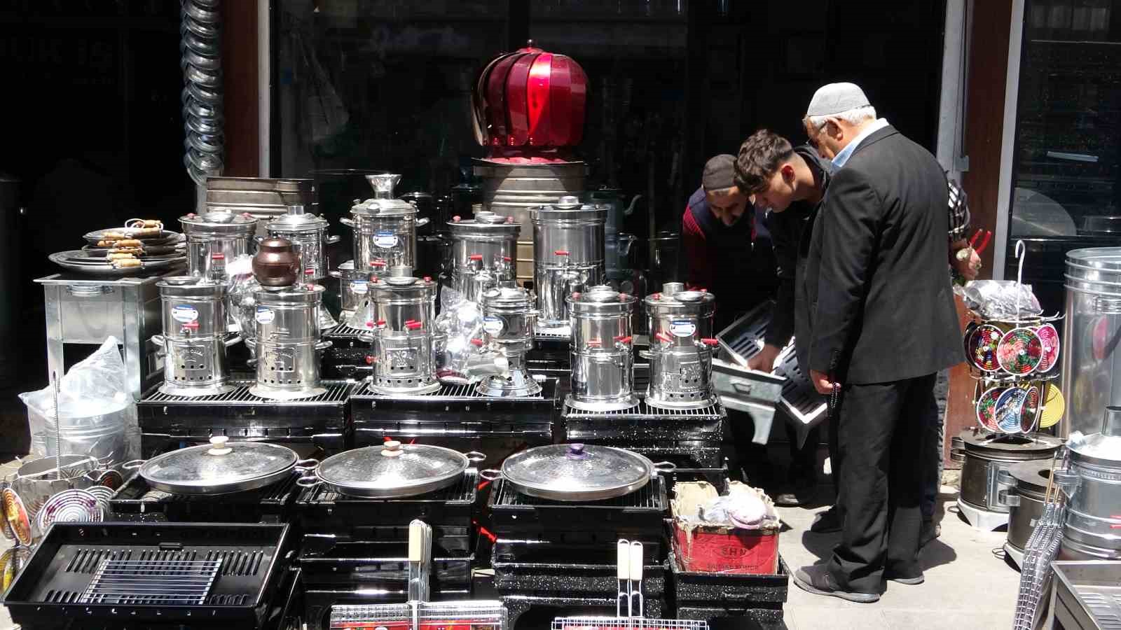 Van’ın tarihi çarşısında mangal ve semaver üretimi arttı