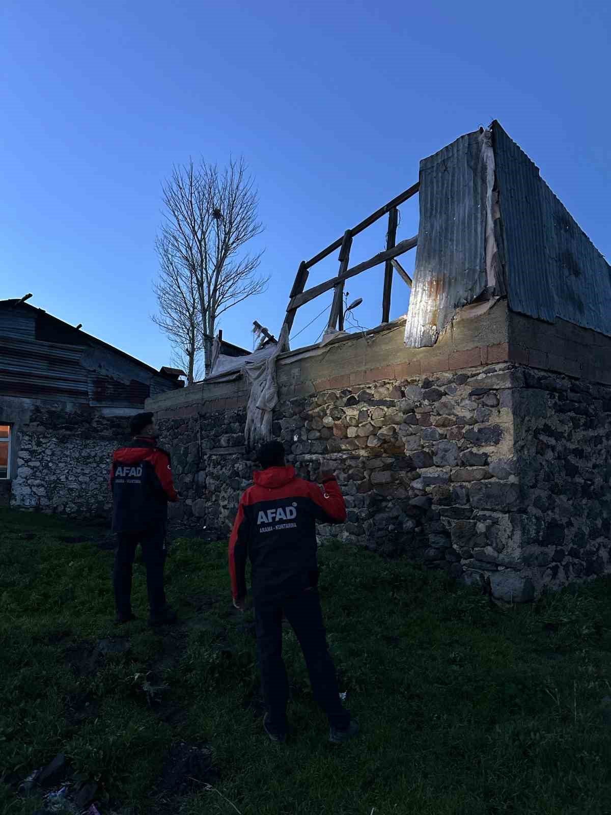 Sarıkamış’ta fırtına okulun ve evlerin çatısını uçurdu