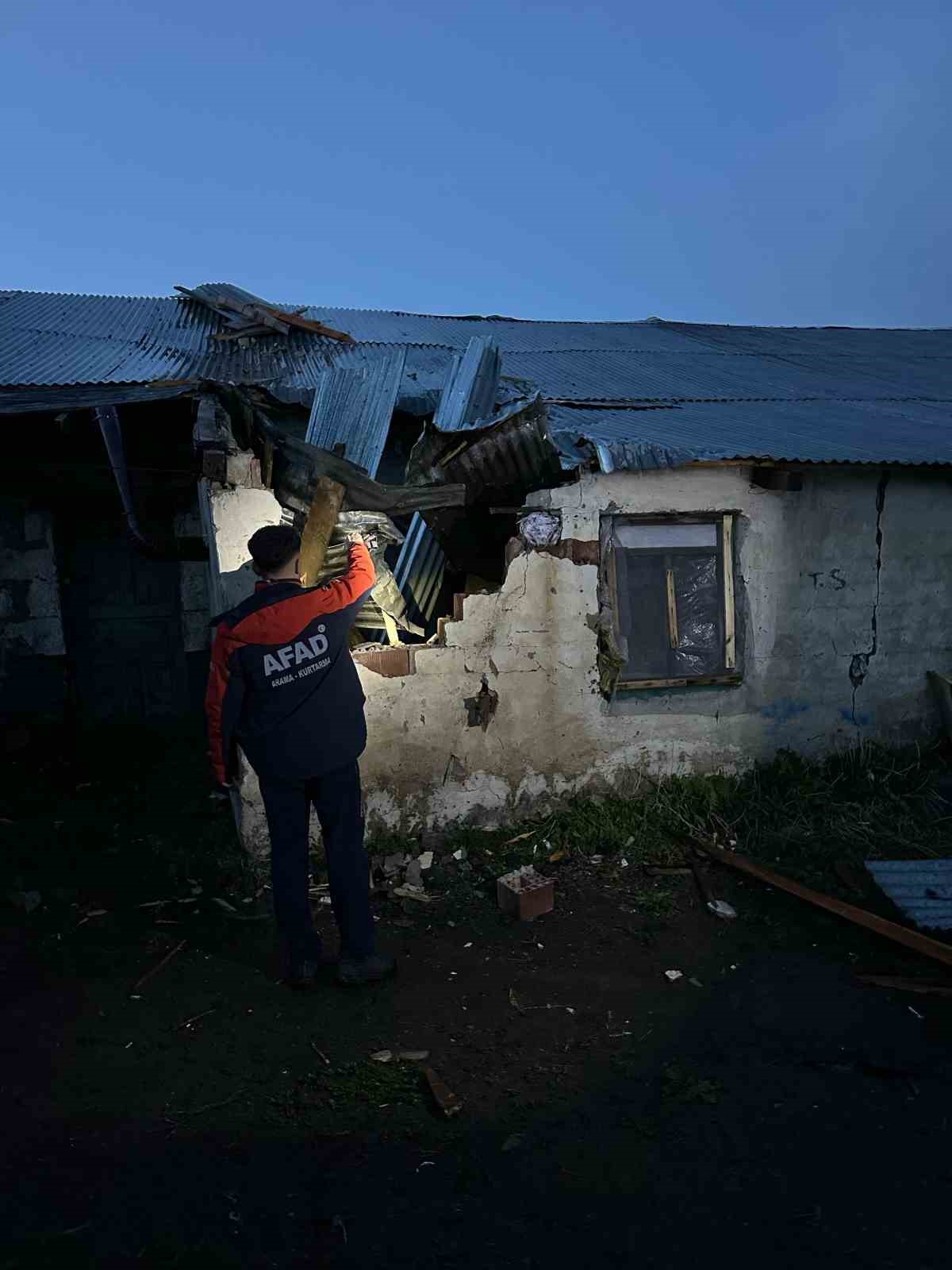 Sarıkamış’ta fırtına okulun ve evlerin çatısını uçurdu