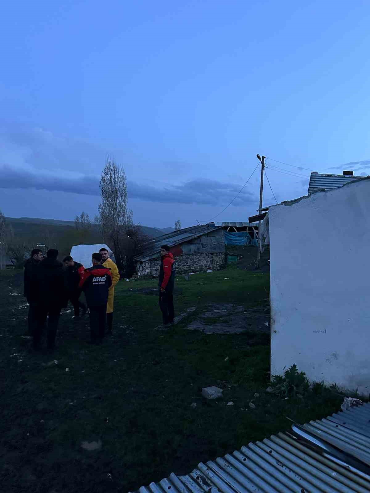 Sarıkamış’ta fırtına okulun ve evlerin çatısını uçurdu