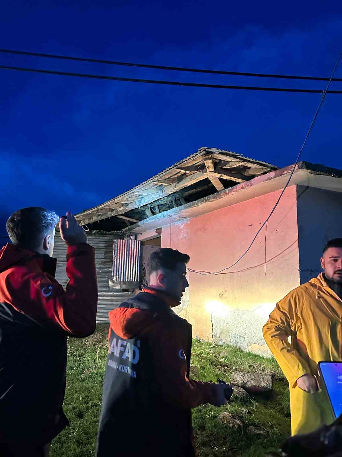 Sarıkamış’ta fırtına okulun ve evlerin çatısını uçurdu