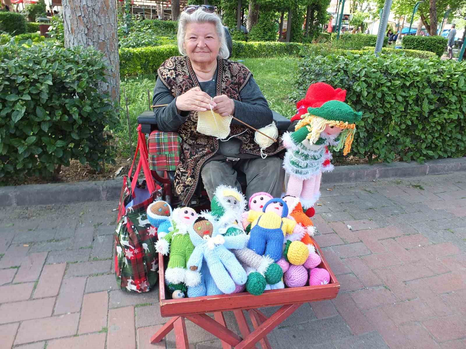 Balıkesir’de bedensel engelli Müfide hanım evinde üretiyor, parkta satıyor