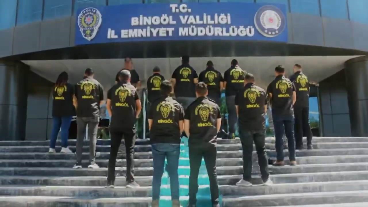 Evin bahçesinde, masa üstünde duran paraları çaldı, polisten kaçamadı