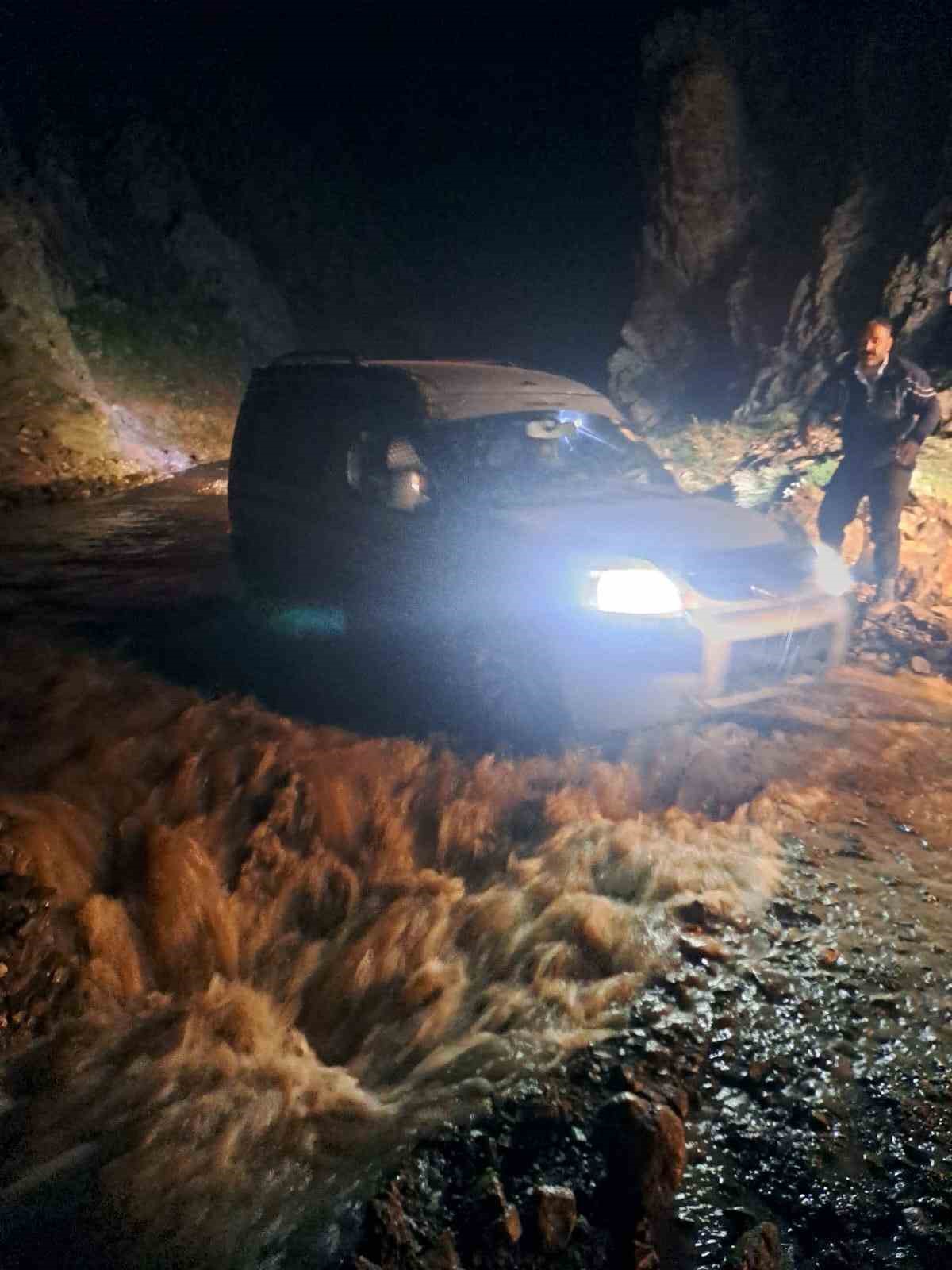 Van’da pancar toplamaya giden vatandaşlar su seviyesi yükselince mahsur kaldı