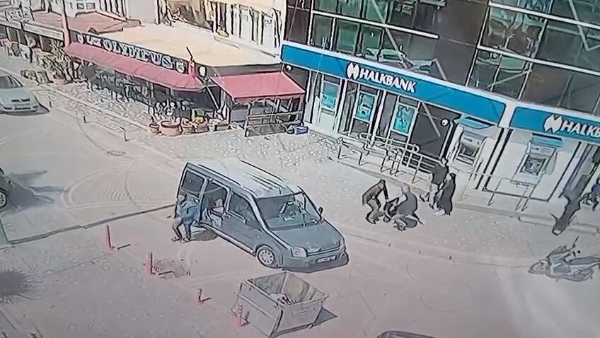 Genç kadını sürükleyerek böyle kaçırmaya çalıştılar, tutuklandılar