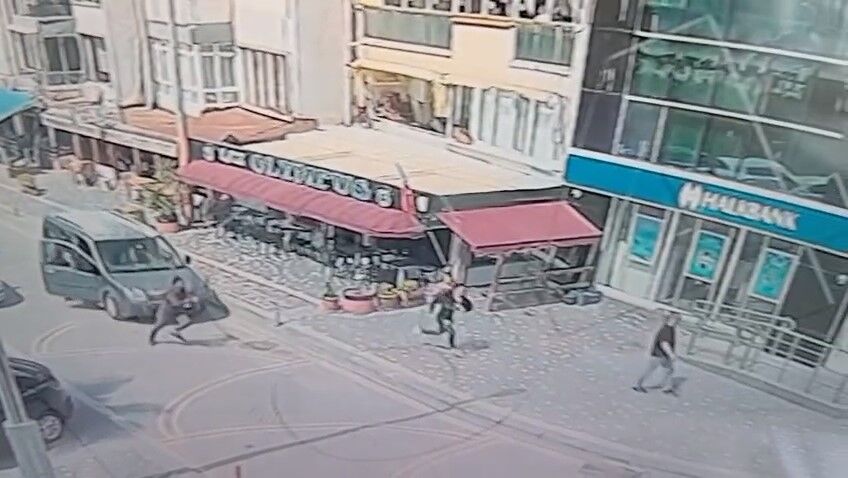 Genç kadını sürükleyerek böyle kaçırmaya çalıştılar, tutuklandılar