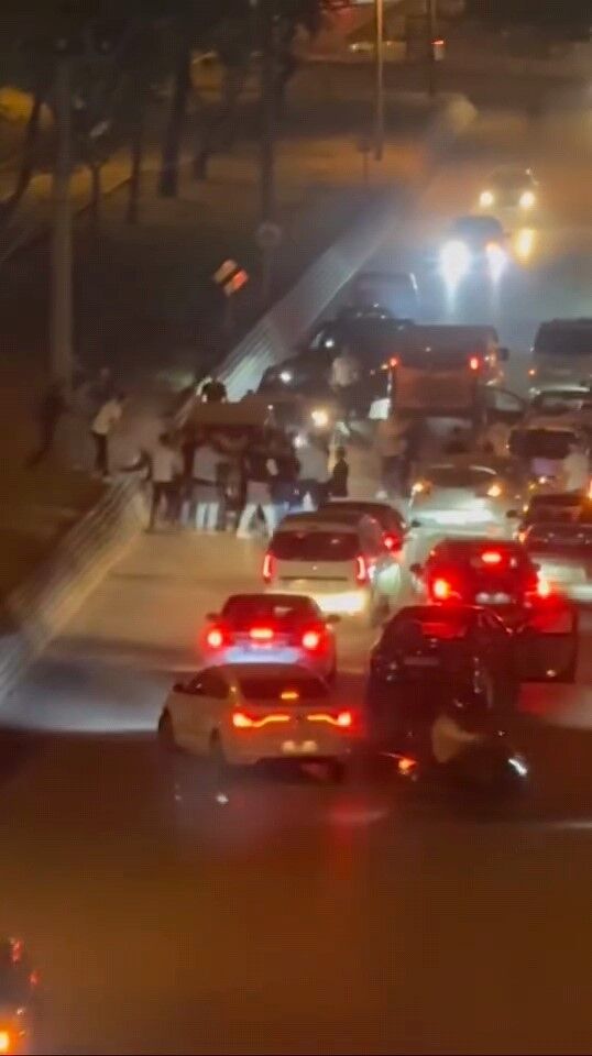 Asker konvoyundaki şahısların kavgası kamerada