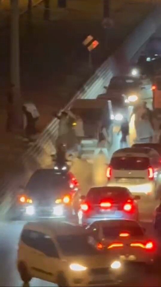 Asker konvoyundaki şahısların kavgası kamerada