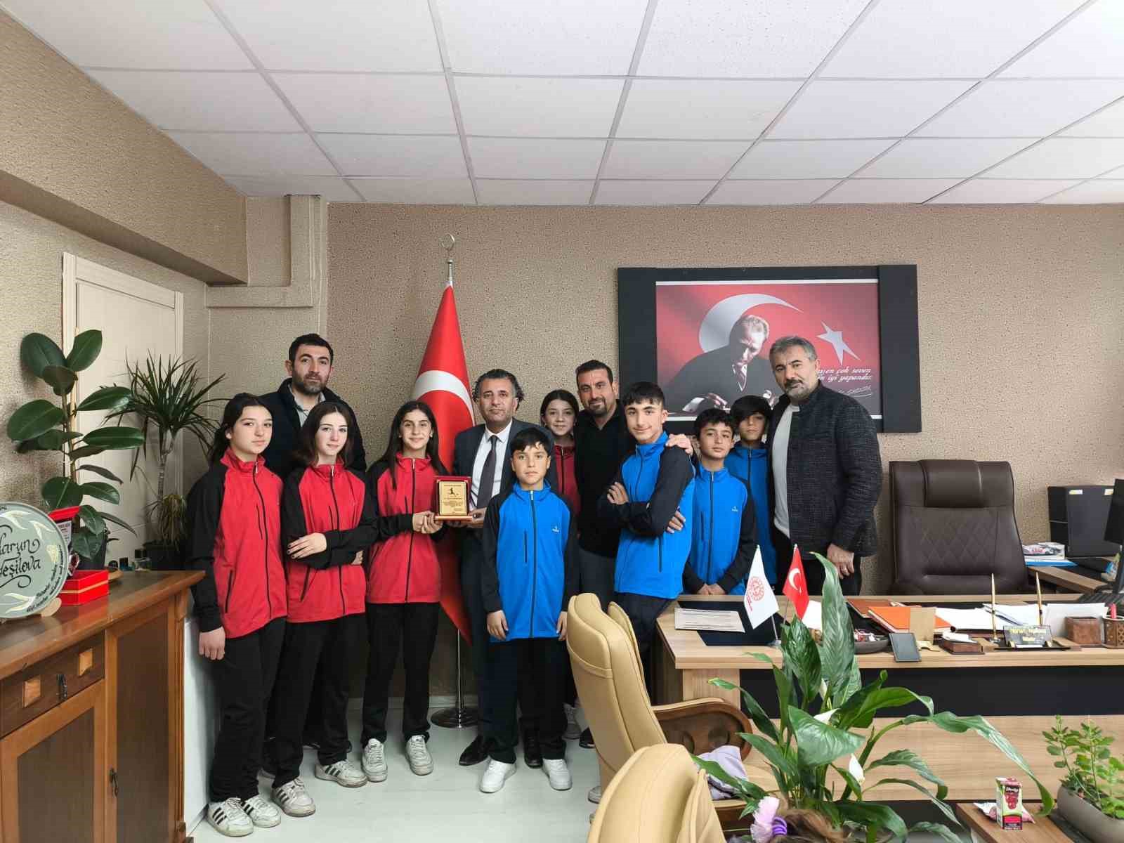 Van’daki ortaokulun spor başarısı göz doldurdu