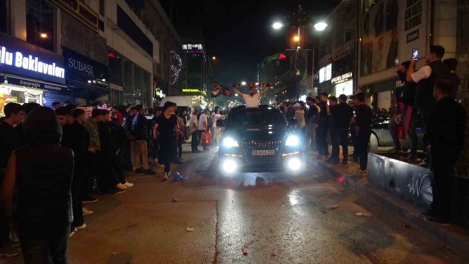 Elazığspor - Vanspor maçının tatil edilmesi Van’da sevinçle karşılandı