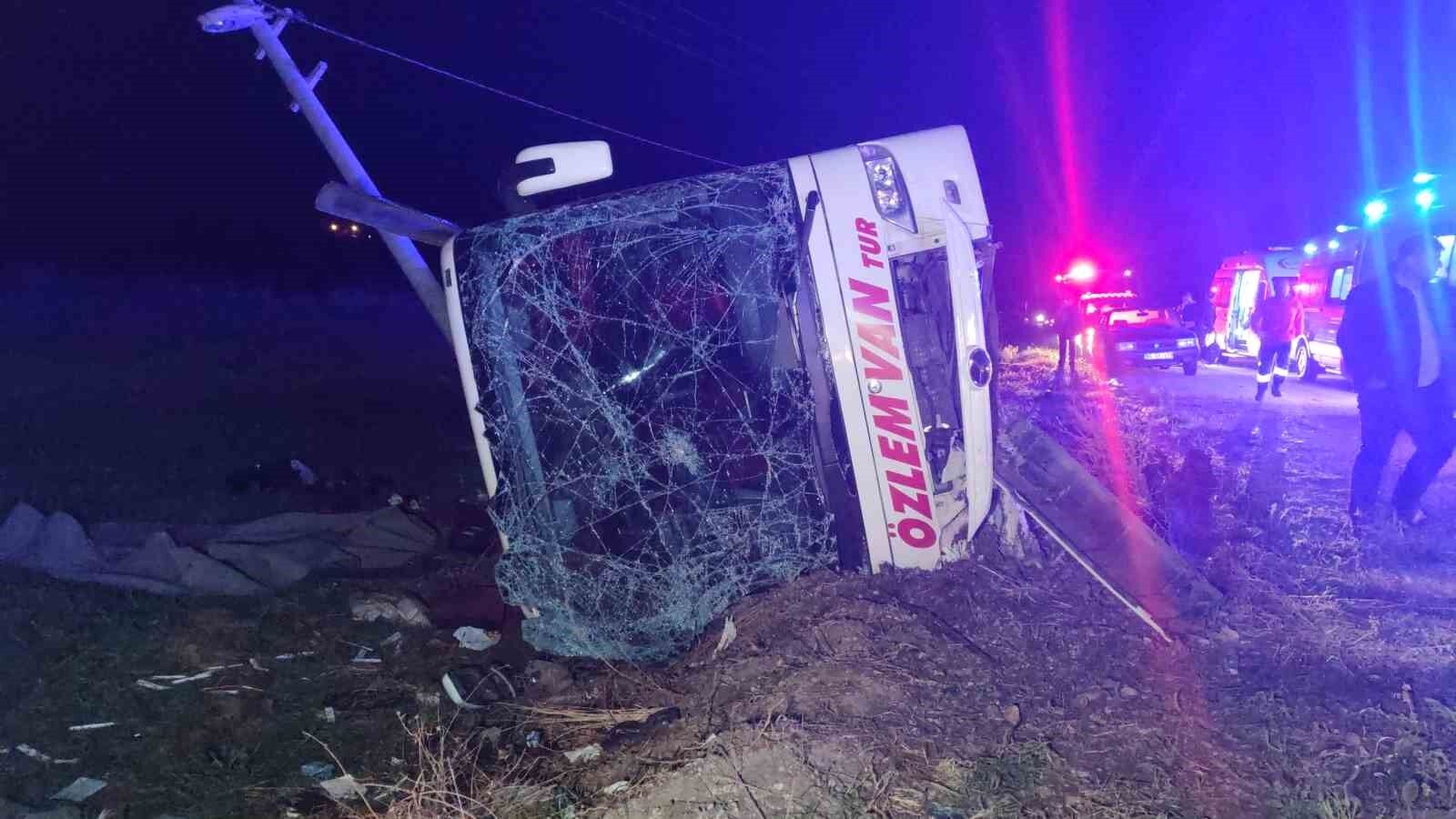 Van’da yolcu otobüsü devrildi: 28 yaralı