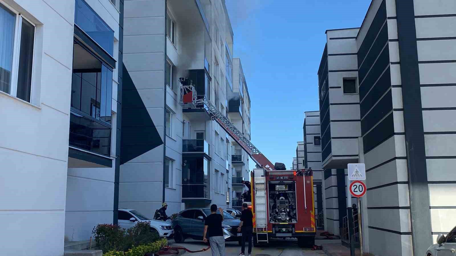 Hatalı park yangına giden itfaiye aracına geçit vermedi