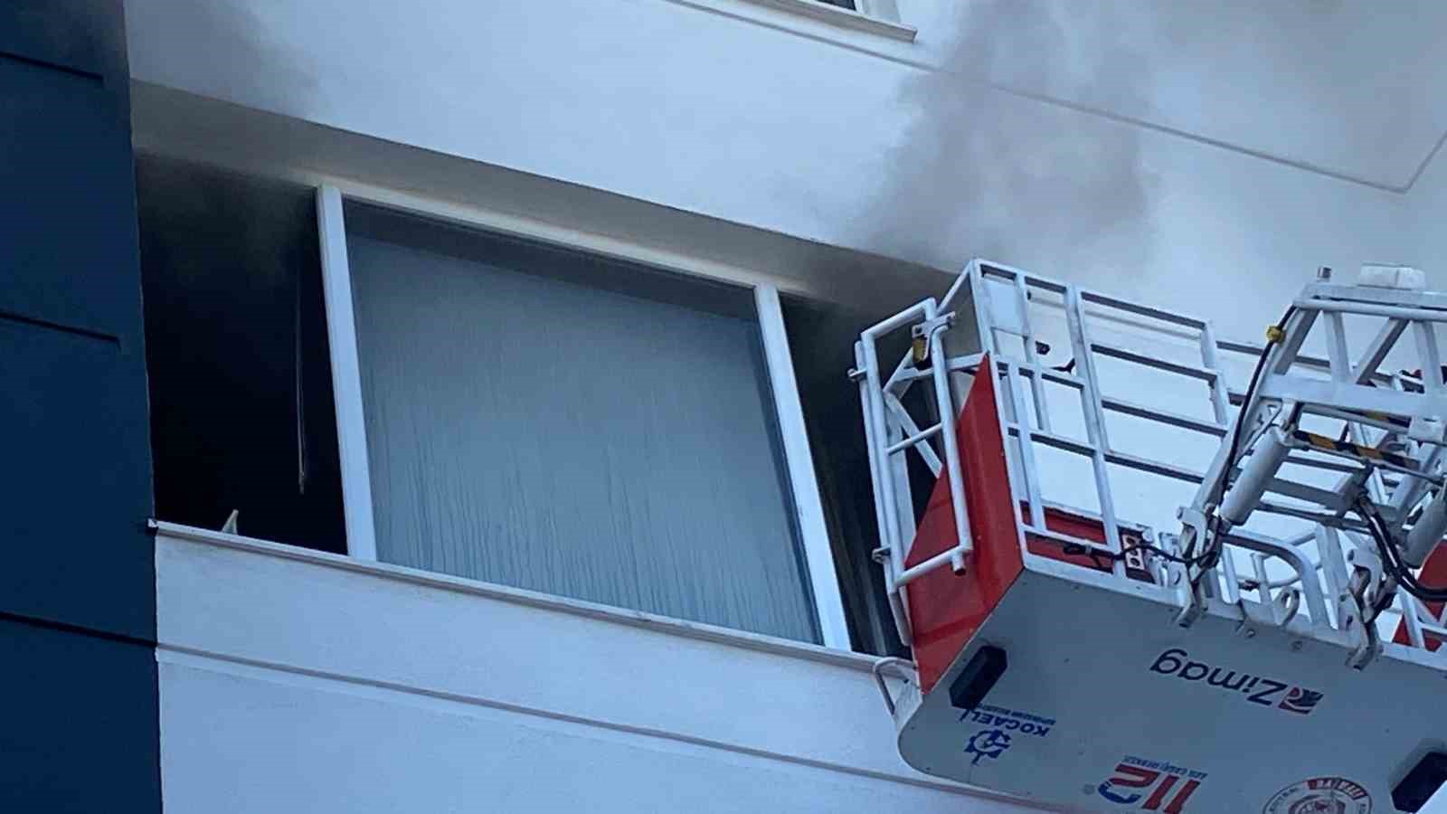 Hatalı park yangına giden itfaiye aracına geçit vermedi