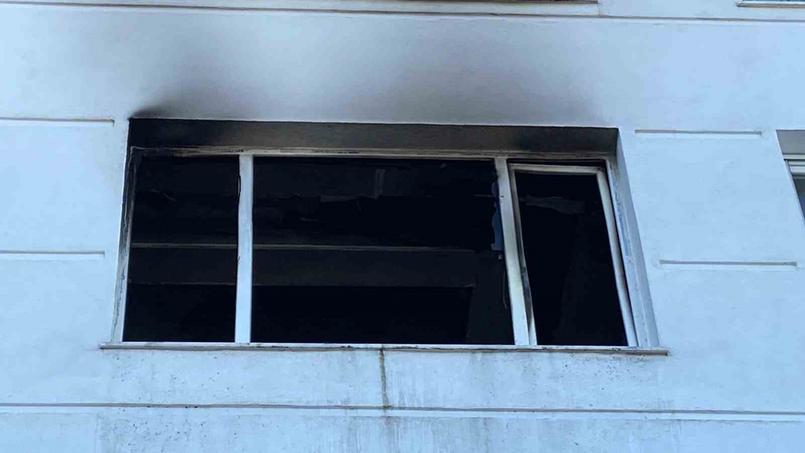 Hatalı park yangına giden itfaiye aracına geçit vermedi