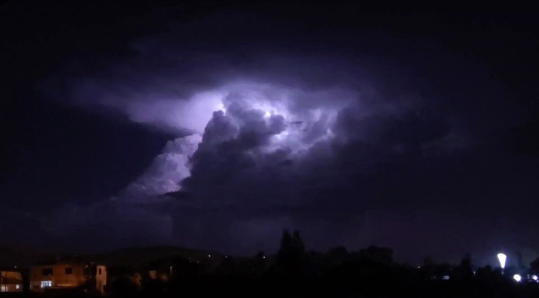 Van’da şimşeklerin bulutlarla dansı
