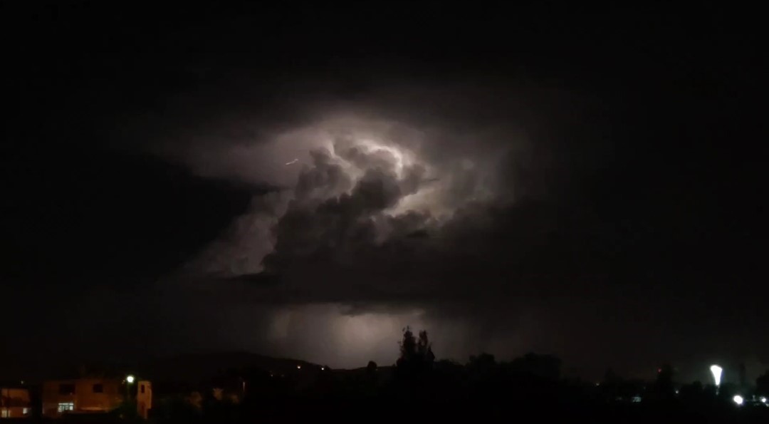 Van’da şimşeklerin bulutlarla dansı