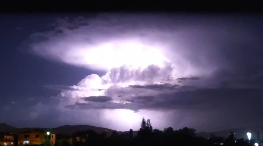 Van’da şimşeklerin bulutlarla dansı