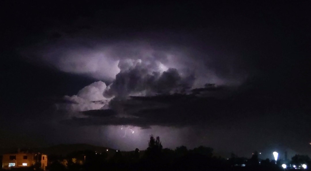 Van’da şimşeklerin bulutlarla dansı