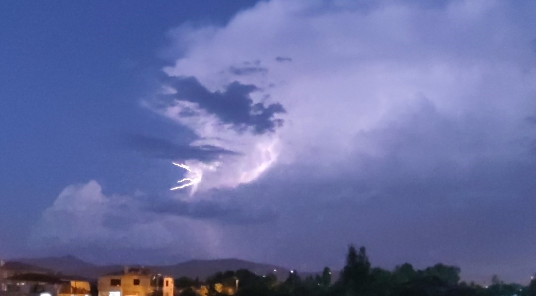 Van’da şimşeklerin bulutlarla dansı