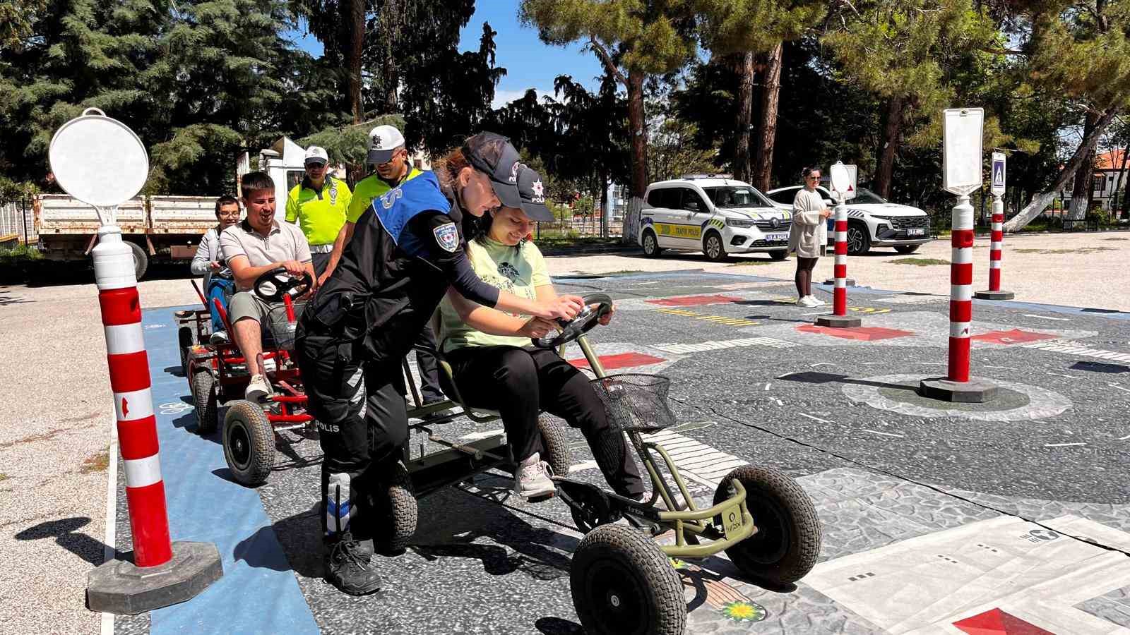 Trafik eğitimiyle hem öğrendiler hem eğlendiler
