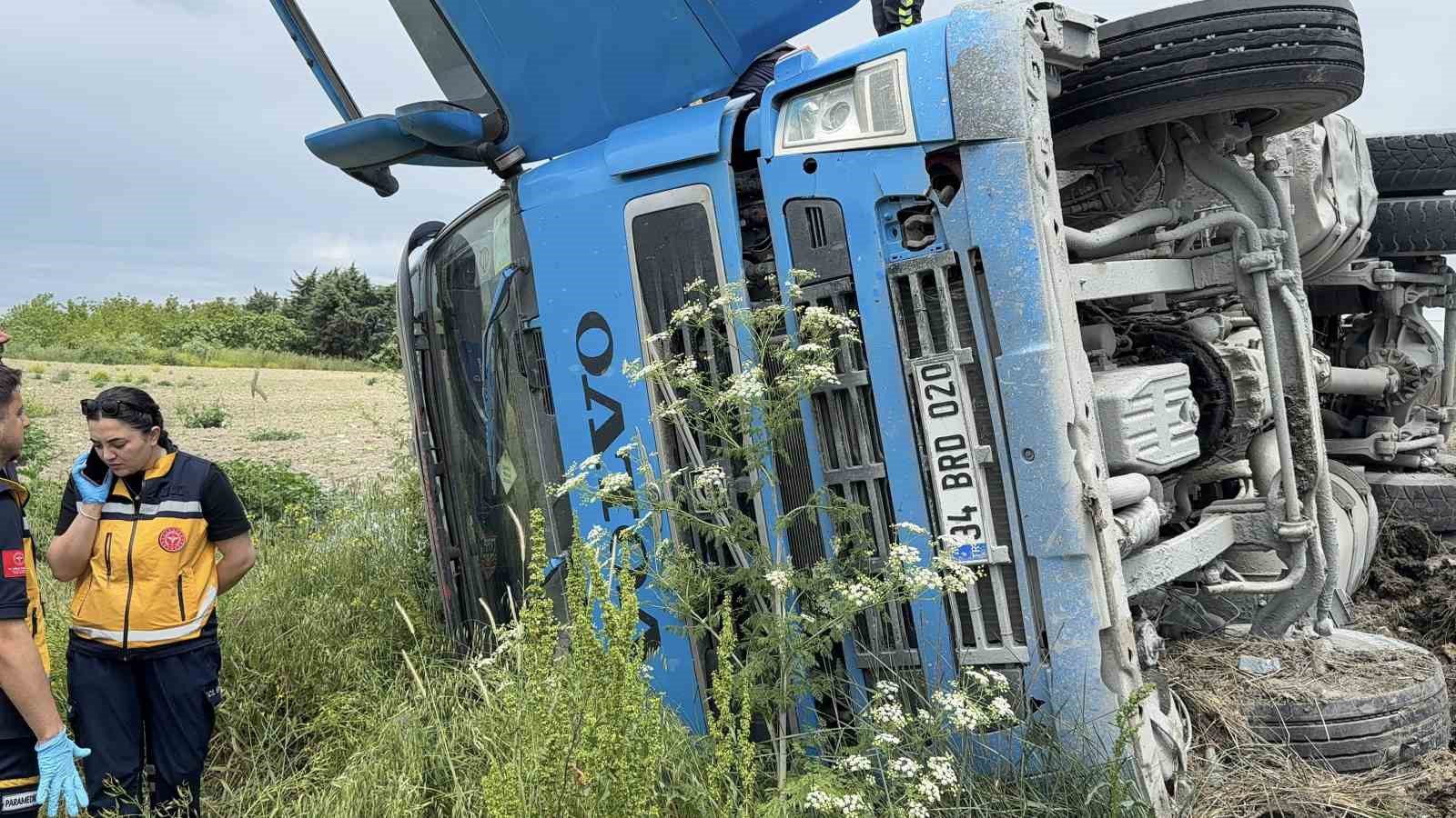 Devrilen hafriyat kamyonunun içerisinde kurtarılmayı bekledi