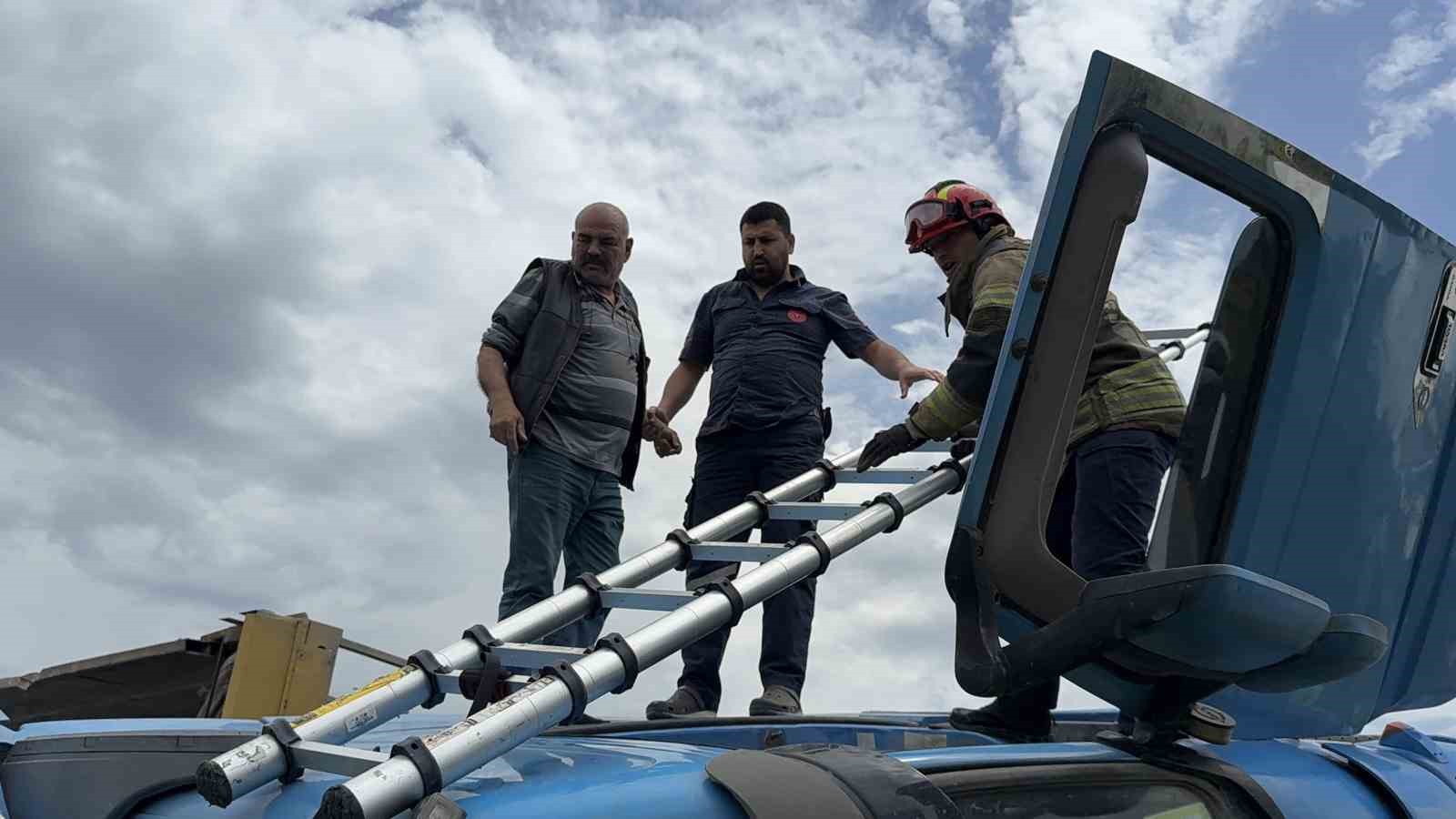 Devrilen hafriyat kamyonunun içerisinde kurtarılmayı bekledi