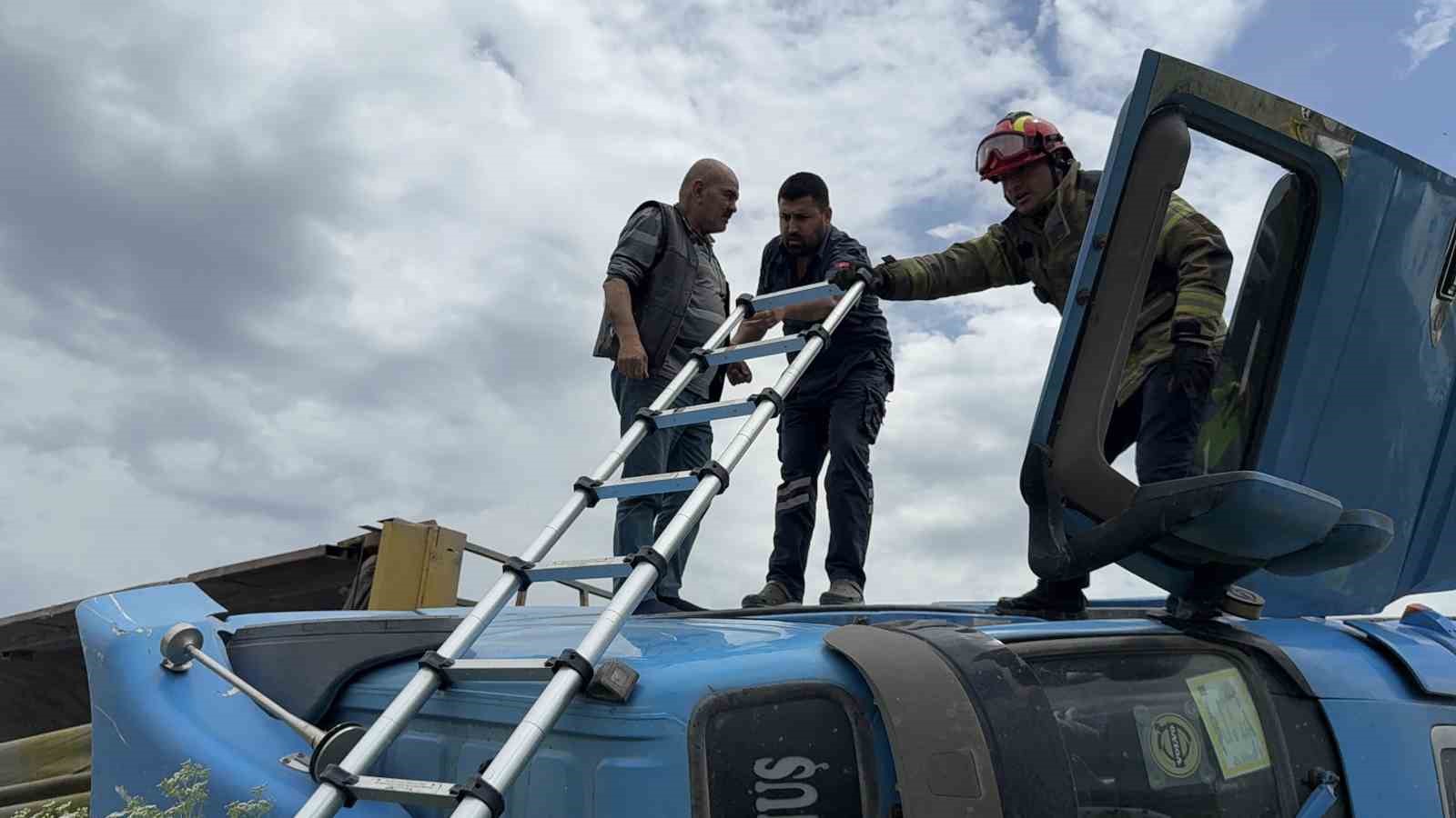 Devrilen hafriyat kamyonunun içerisinde kurtarılmayı bekledi