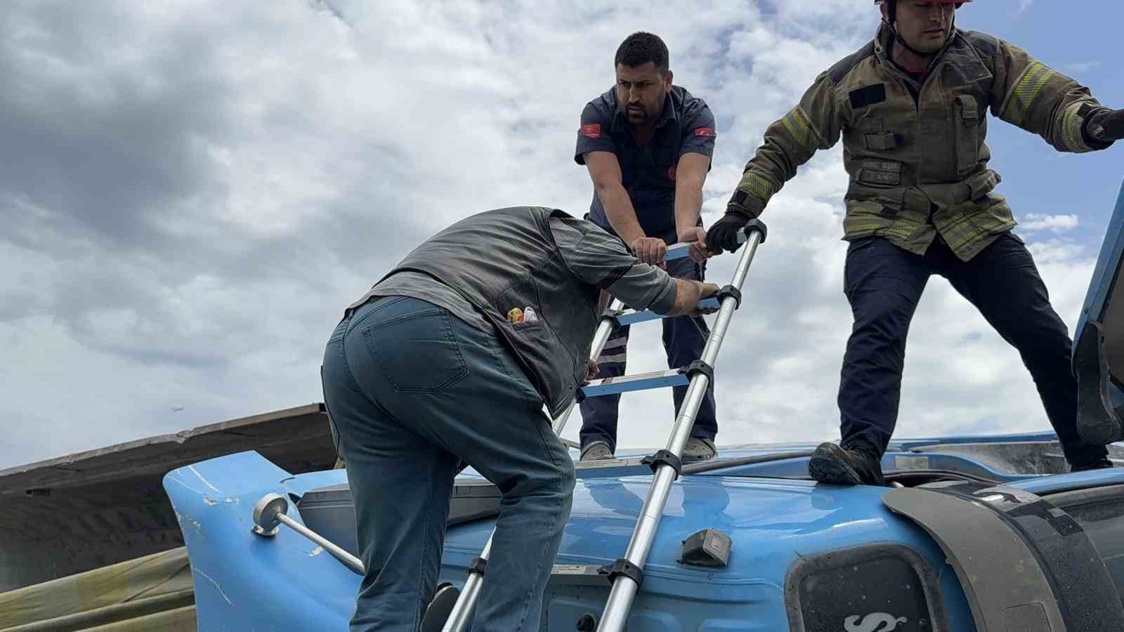 Devrilen hafriyat kamyonunun içerisinde kurtarılmayı bekledi