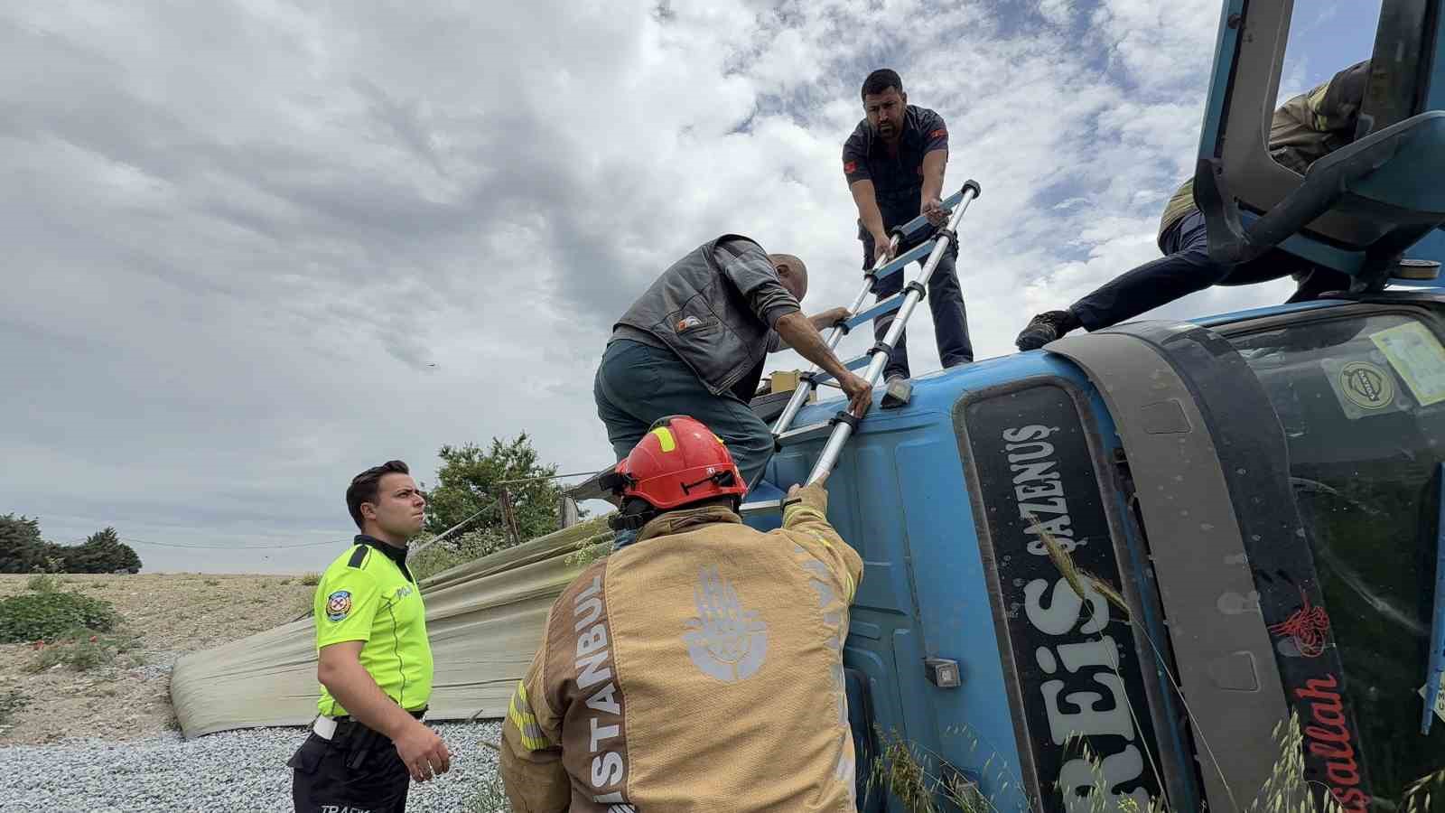 Devrilen hafriyat kamyonunun içerisinde kurtarılmayı bekledi