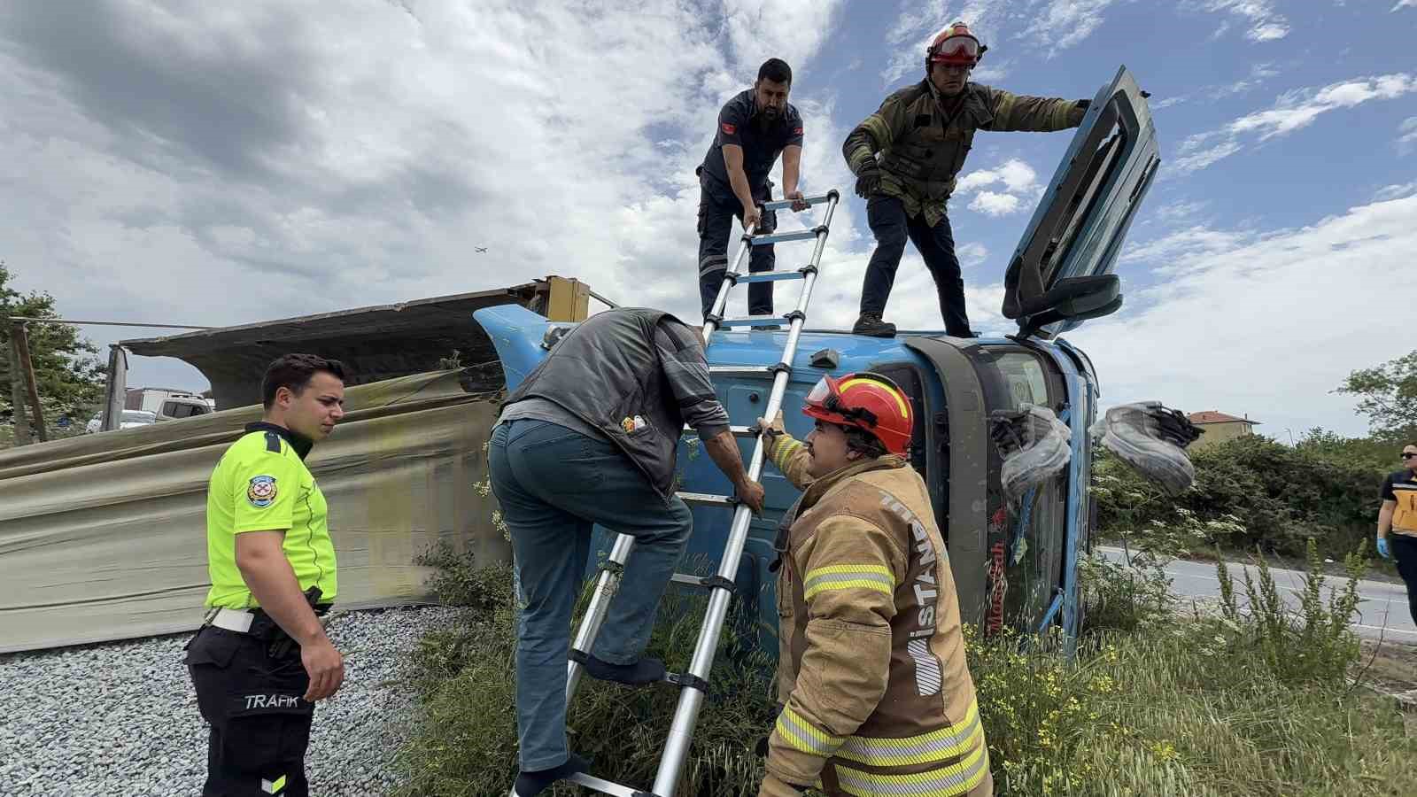 Devrilen hafriyat kamyonunun içerisinde kurtarılmayı bekledi
