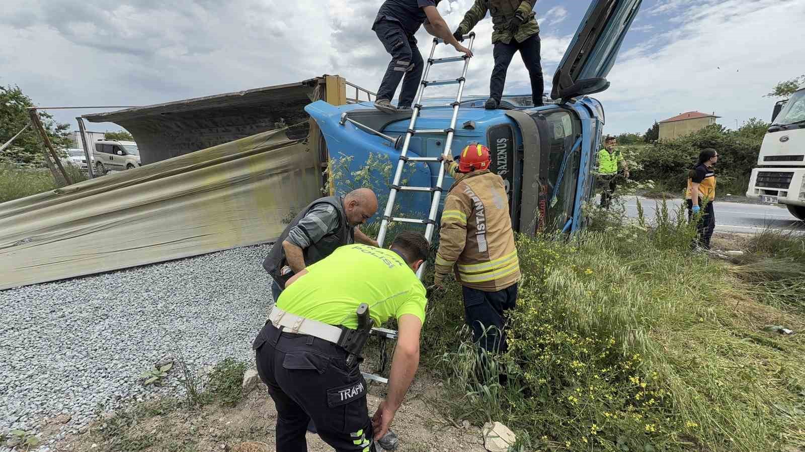 Devrilen hafriyat kamyonunun içerisinde kurtarılmayı bekledi
