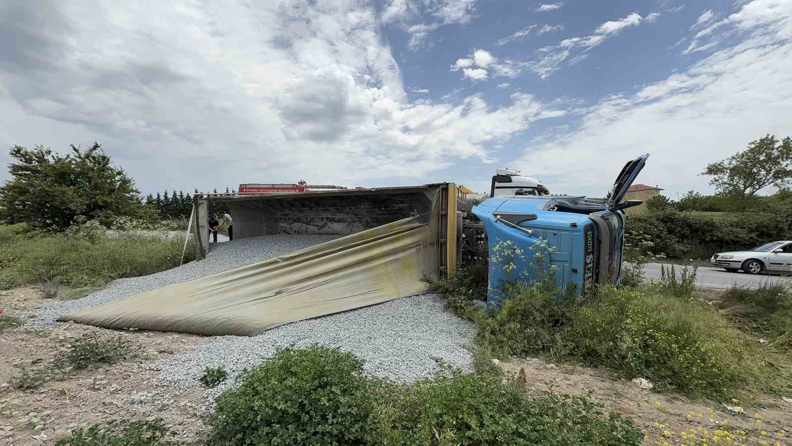 Devrilen hafriyat kamyonunun içerisinde kurtarılmayı bekledi