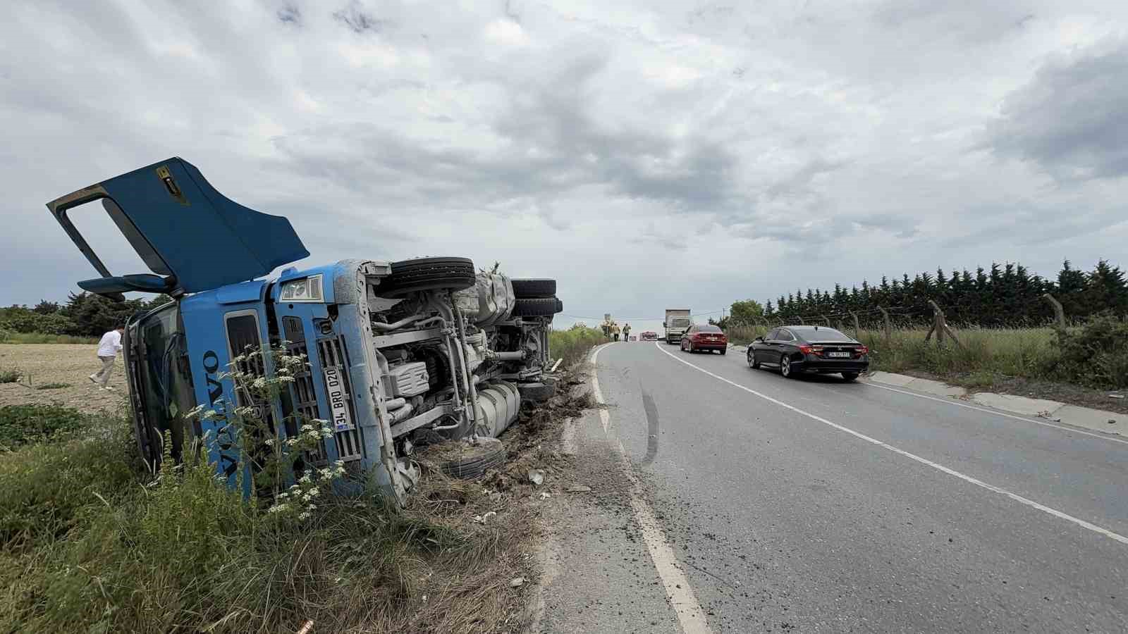 Devrilen hafriyat kamyonunun içerisinde kurtarılmayı bekledi