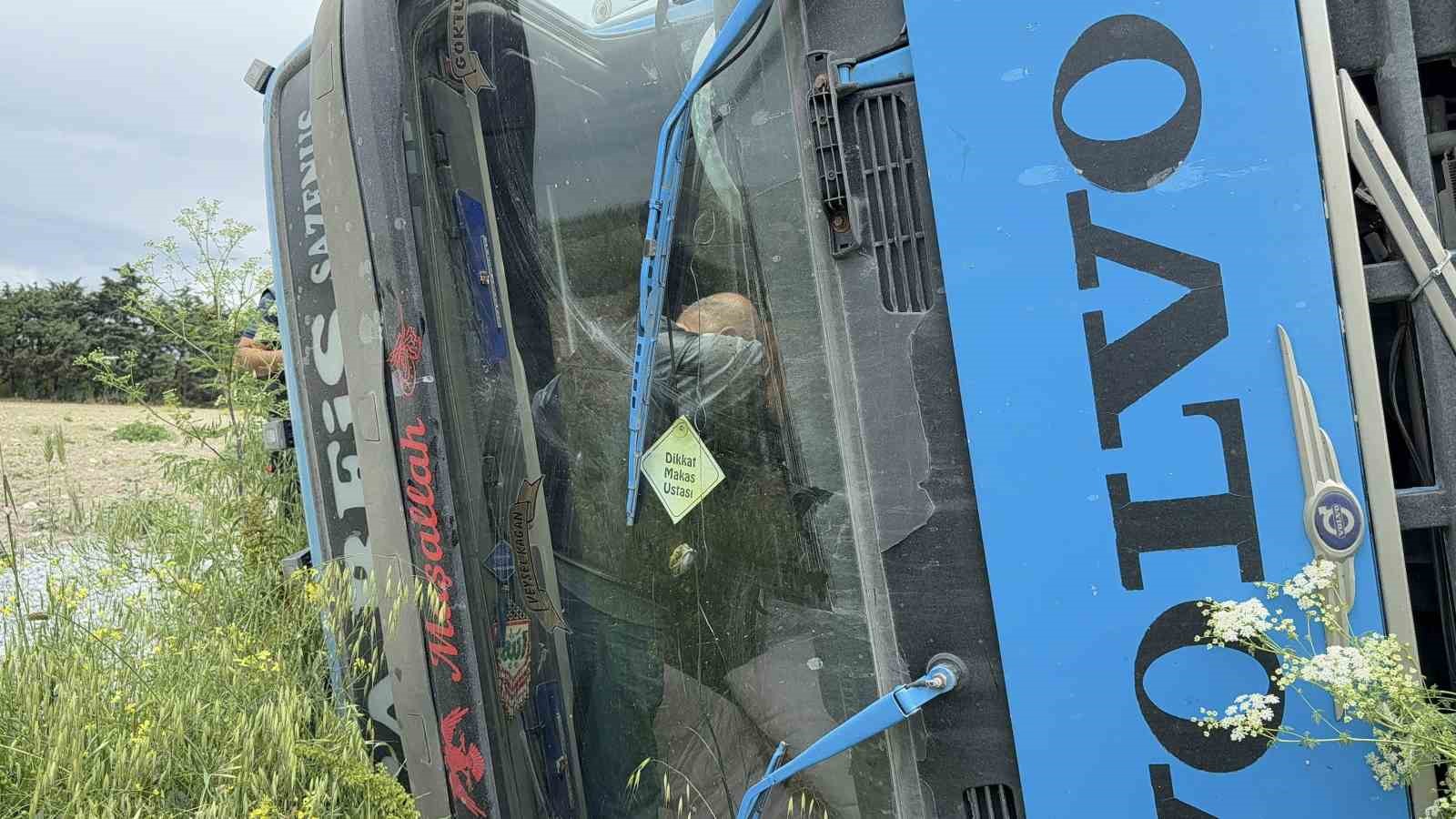 Devrilen hafriyat kamyonunun içerisinde kurtarılmayı bekledi