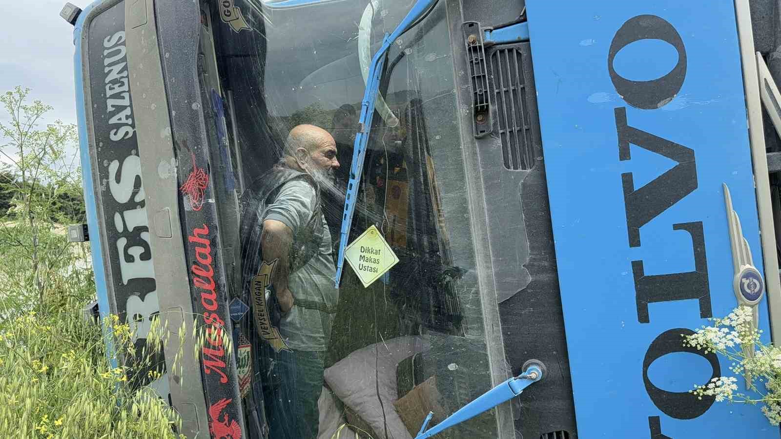 Devrilen hafriyat kamyonunun içerisinde kurtarılmayı bekledi