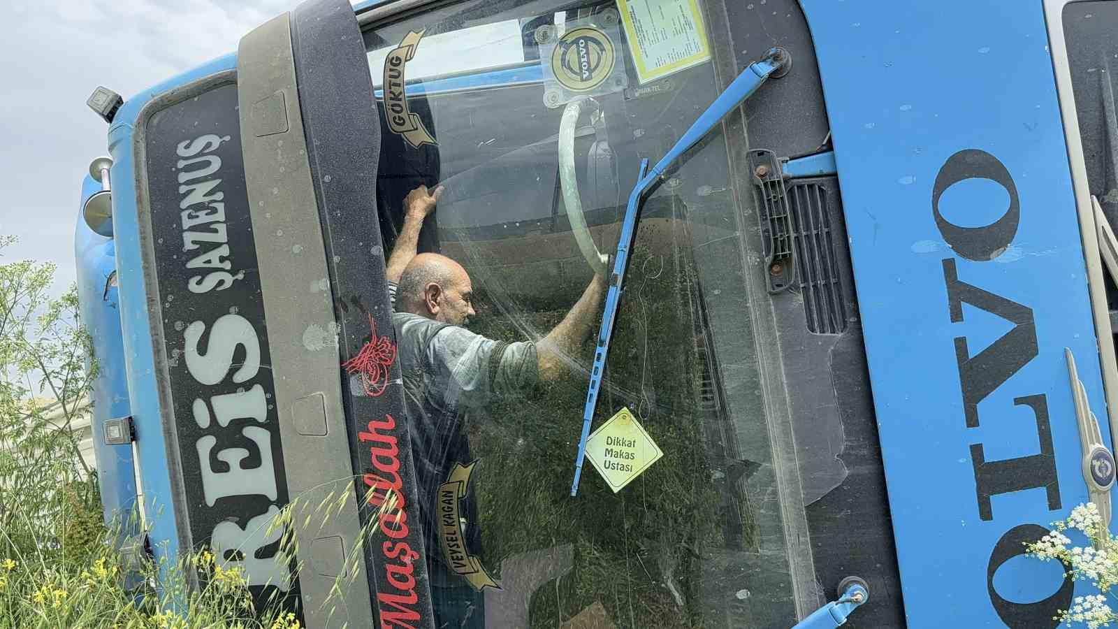 Devrilen hafriyat kamyonunun içerisinde kurtarılmayı bekledi