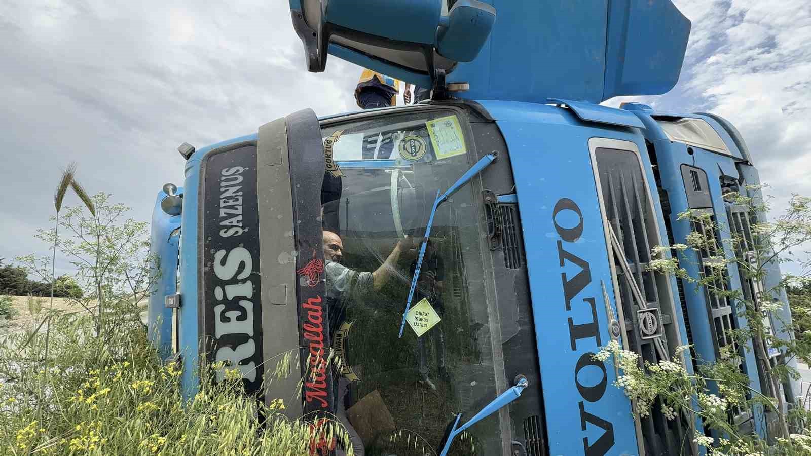 Devrilen hafriyat kamyonunun içerisinde kurtarılmayı bekledi