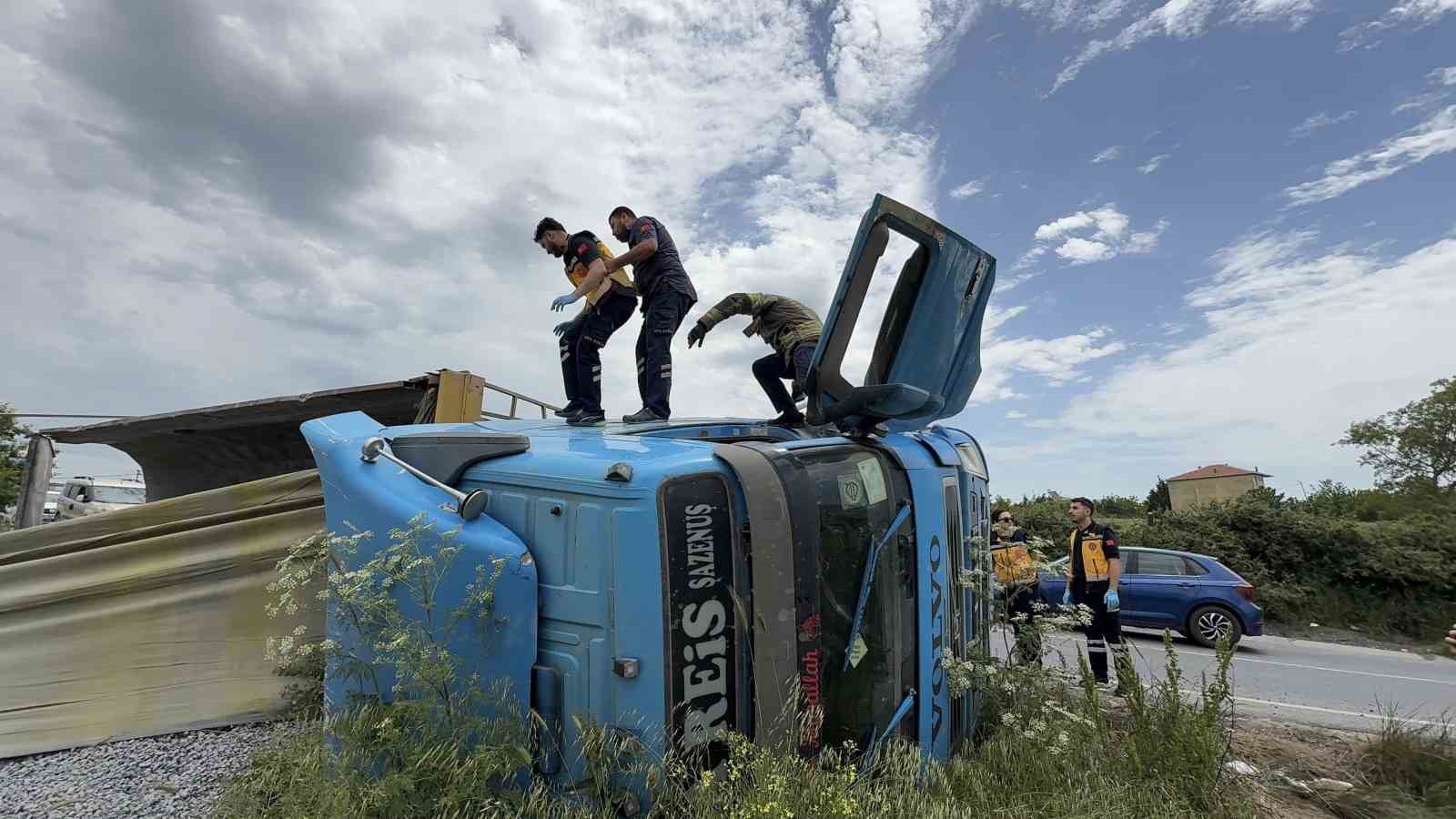 Devrilen hafriyat kamyonunun içerisinde kurtarılmayı bekledi