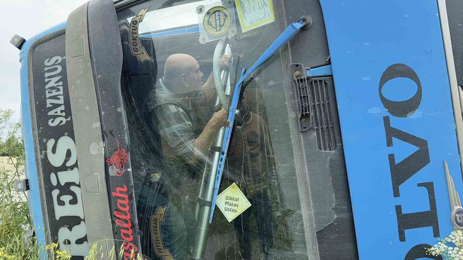 Devrilen hafriyat kamyonunun içerisinde kurtarılmayı bekledi