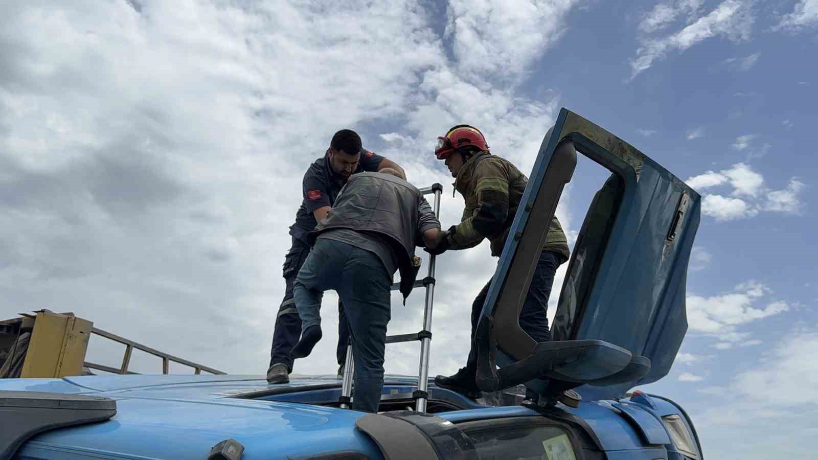 Devrilen hafriyat kamyonunun içerisinde kurtarılmayı bekledi