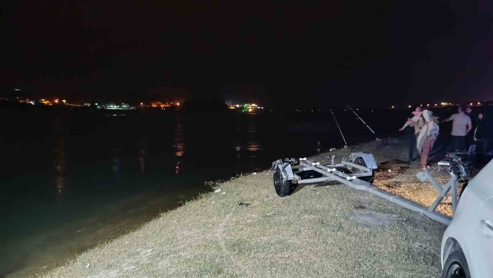 Tekne gezisi faciaya dönüştü: Genç adam gölde kayboldu